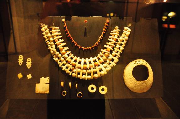 Objetos pessoas zapotecas encontrados em Monte Albán, expostos agora no Museu de Cultura de Oaxaca, no México